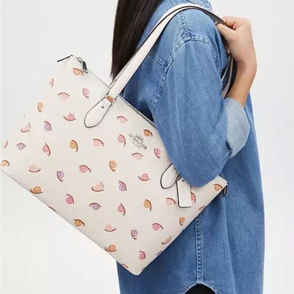 🔥🎁NWT! Coach Gallery Tote Handbag  with Snail Print Msrp:$378.00 - Picture 3 of 4
